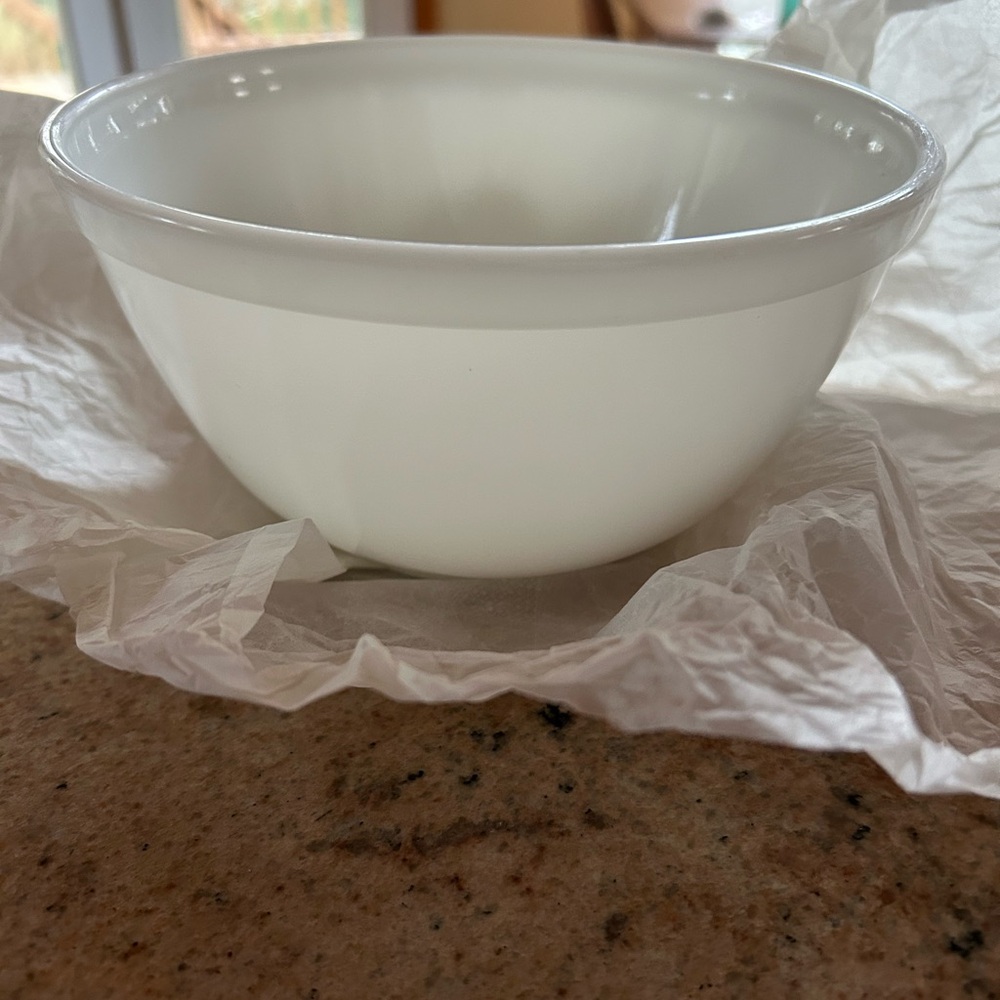 PYREX #402 White Milk Glass Nesting Mixing 1 1/2 quart. Made in USA. Flawless